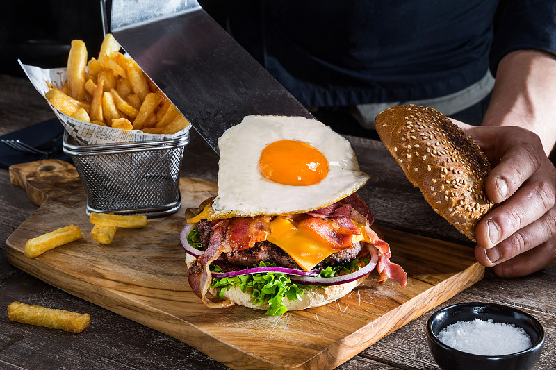Burger with egg made by Vanallier Aalbeke